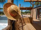 Terrasse du quartier Premium avec jacuzzi sous les pins au camping 5 étoiles Le Vieux Port dans les Landes