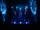lumières noires bleues et violettes avec instruments LEDs et flash des spots pour mettre en valeur les danses iconiques des 3 performeurs