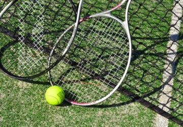 Raquettes de tennis en location au camping 5 étoiles Le Vieux Port dans les Landes