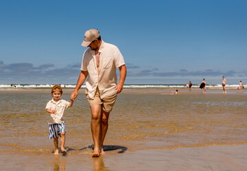 visuel early booking saison 2025 au prix 2024 papa et enfant à la plage shooting juillet été