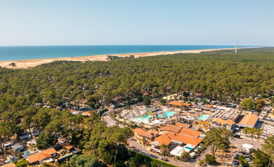 Vue aérienne du camping 5 étoiles le Vieux Port dans les Landes 