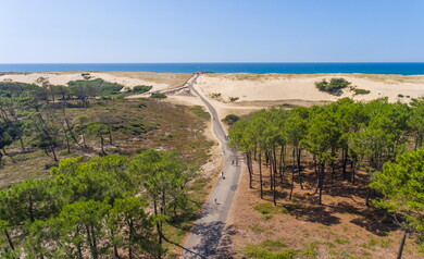 Vue chemin pour se rendre à la plage au camping 5 étoiles le Vieux Port dans les Landes 