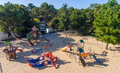 Aire de jeux pour les enfants au camping 5 étoiles le Vieux Port dans les Landes 