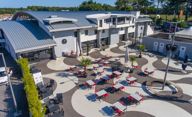 Vue aérienne de l'Arena au camping 5 étoiles le Vieux Port dans les Landes 