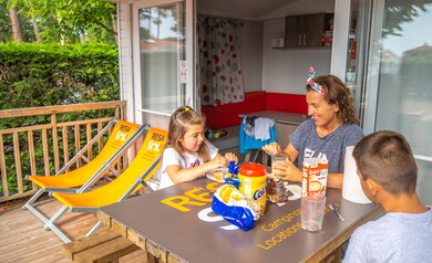 Famille au camping 5 étoiles le Vieux Port dans les Landes 