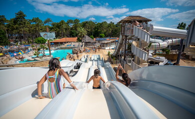 Toboggans au camping 5 étoiles le Vieux Port dans les Landes 