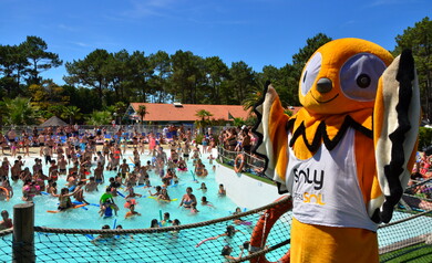 Animation avec Soly à la piscine au camping 5 étoiles le Vieux Port dans les Landes 