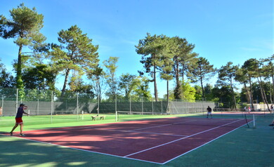 Terrain de tennis au camping 5 étoiles le Vieux Port dans les Landes  