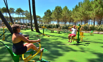 Aire de jeux pour les enfants au camping 5 étoiles le Vieux Port dans les Landes 