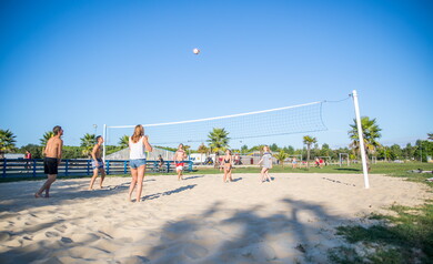 Terrain de volley au camping 5 étoiles le Vieux Port dans les Landes 