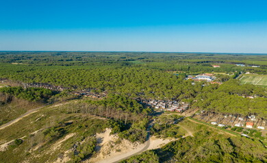 Vue aérienne du camping 5 étoiles le Vieux Port dans les Landes 