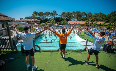 Animation piscine au camping 5 étoiles Le Vieux Port dans les Landes 