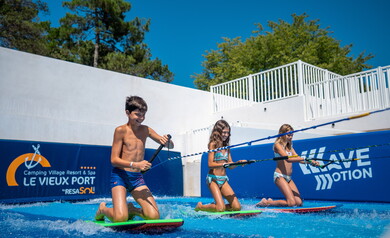 Surfing waves au camping 5 étoiles le Vieux Port dans les Landes 