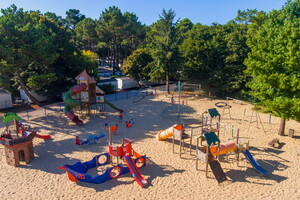 Aire de jeux pour les enfants du camping 5 étoiles Le Vieux Port dans les Landes vue du ciel