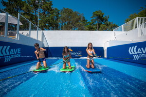 Machine à surf du parc aquatique du camping 5 étoiles Le Vieux Port dans les Landes