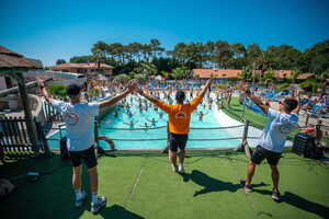 Animations piscine au camping 5 étoiles Le Vieux Port dans les Landes pendant l'été