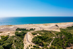 Accès direct à la plage et à l'océan Atlantique depuis le camping 5 étoiles Le Vieux Port dans les Landes