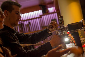 Bar de l'Arena du camping 5 étoiles Le Vieux Port dans les Landes