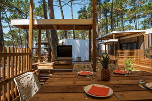 Plancha privative sur la terrasse d'un lodge premium du quartier premium du camping 5 étoiles Le Vieux Port dans les Landes