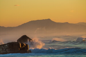 Plage de Santosha à Capbreton et ses blockhaus entre les vagues avec la montagne de la Rhune en arrière-plan