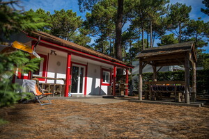 Extérieur d'un chalet au camping 5 étoiles Le Vieux Port dans les Landes