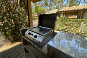 Plancha sur la terrasse de la gamme chalets du camping 5 étoiles Le Vieux Port dans les Landes