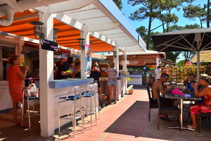 Restaurant du camping 5 étoiles Le Vieux Port dans les Landes en été