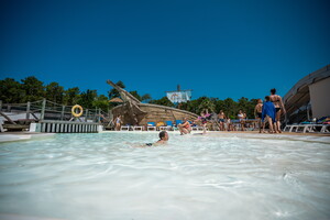 Parc aquatique accessible et adapté aux familles au camping 5 étoiles Le Vieux Port dans les Landes