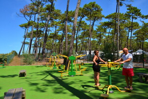 Jeux et appareils de musculation pour les adultes comme les enfants au camping 5 étoiles Le Vieux Port dans les Landes