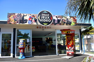 Salle d'arcade vue de l'extérieur du camping 5 étoiles Le Vieux Port dans les Landes