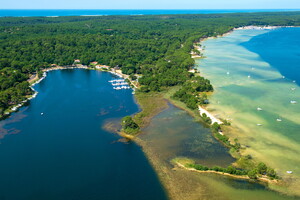 Vue sur le lac de Biscarrosse dans les Landes depuis le ciel 