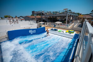 Surfeur sur le simulateur de vagues du parc aquatique du camping 5 étoiles Le Vieux Port dans les Landes