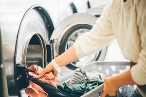 Fin du lavage de vêtements dans la buanderie du camping 5 étoiles Le Vieux Port dans les Landes