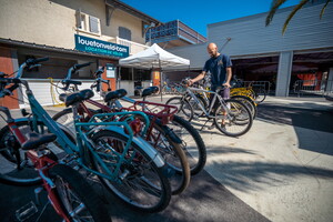 Loueur de vélos avec ses vélos au camping 5 étoiles Le Vieux Port dans les Landes