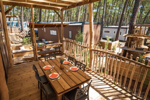 Terrasse du mobil-home du Quartier Premium au camping Le Vieux Port à Messanges dans les Landes