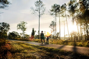 Amies en balade en rollers sur une des pistes cyclables de Messanges dans les Landes