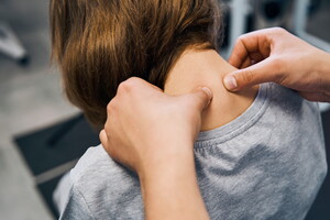 Séance d'ostéopathie axée sur les cervicales d'une patiente au camping 5 étoiles Le Vieux Port dans les Landes