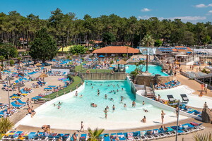 Piscine à vagues camping 5 étoiles au camping le Vieux Port dans les Landes