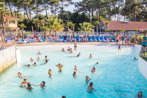 Piscine à vagues camping 5 étoiles au camping le Vieux Port dans les Landes