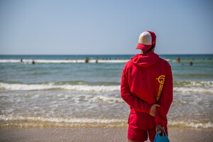 Plage surveillée par des Maîtres Nageurs Sauveteurs du camping 5 étoiles Le Vieux Port dans les Landes à Messanges 