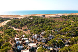 Mobil-homes du camping 5 étoiles Le Vieux Port dans les Landes juste derrière la dune et l'océan Atlantique