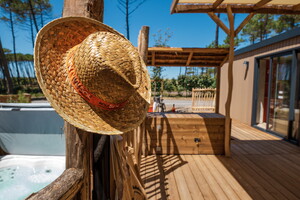 Terrasse du quartier Premium avec jacuzzi sous les pins au camping 5 étoiles Le Vieux Port dans les Landes