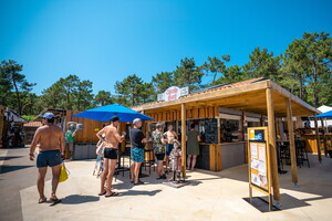 Terrasse du snack du Captain Mary dans le parc aquatique du camping 5 étoiles Le Vieux Port dans les Landes