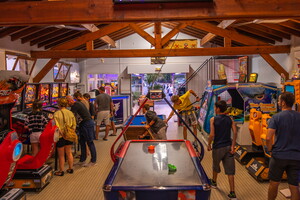 Intérieur de la salle de jeux du camping le vieux port 5 étoiles dans les landes 