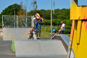 BMX et vélos sur le skatepark du camping 5 étoiles Le Vieux Port dans les Landes