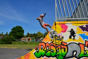 Skateur sur la rampe du skatepark du camping 5 étoiles Le Vieux Port dans les Landes