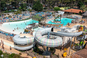 Parc aquatique du camping 5 étoiles Le Vieux Port dans les Landes avec toboggans et piscines