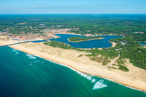 Soustons plage vue du ciel avec le lac marin de Vieux-Boucau et l'océan Atlantique 