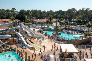 Parc aquatique du camping 5 étoiles Le Vieux Port dans les Landes avec toboggans, piscines et animations