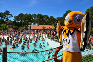 Animation piscine avec soly 5 étoiles camping le Vieux Port dans Les Landes